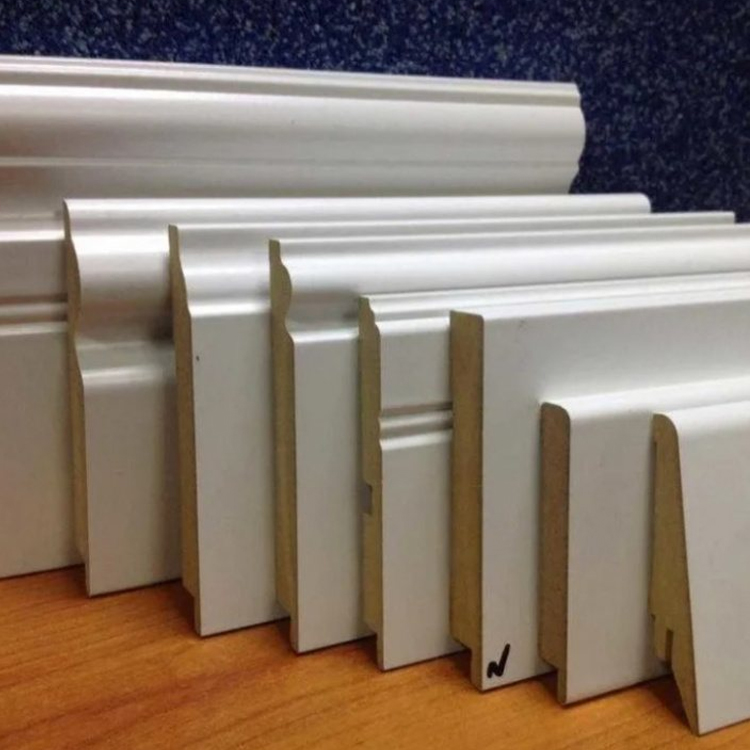 Какие плинтусы выбрать - пластиковые или полиуретановые Какие плинтусы выбрать - пластиковые или полиуретановые