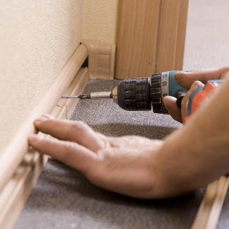 Монтаж пластикового плинтуса Монтаж пластикового плинтуса