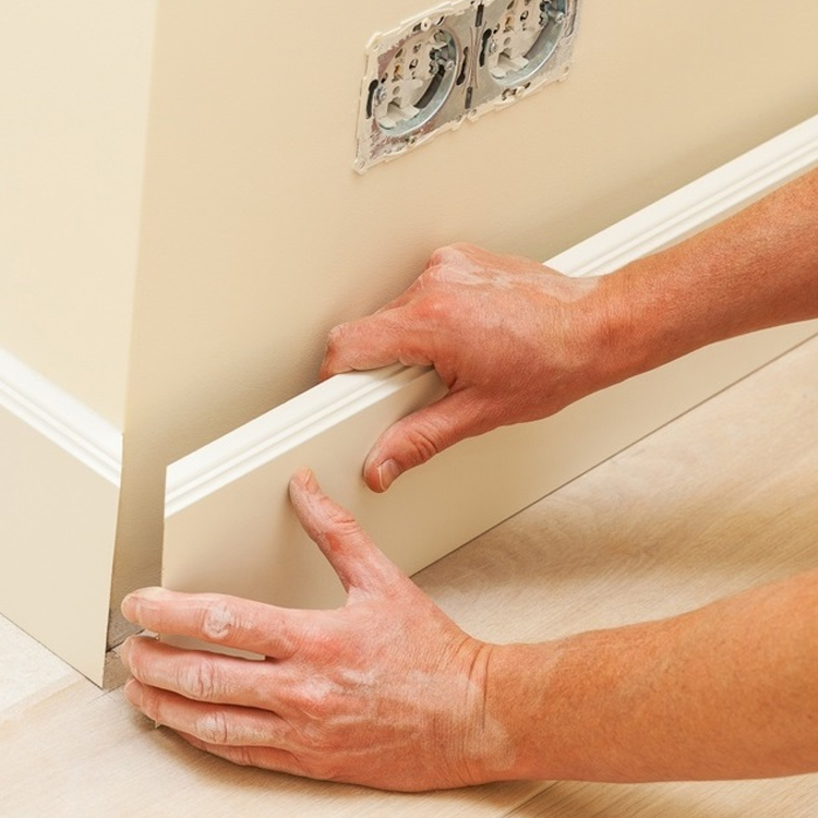 Монтаж полиуретанового плинтуса Монтаж полиуретанового плинтуса